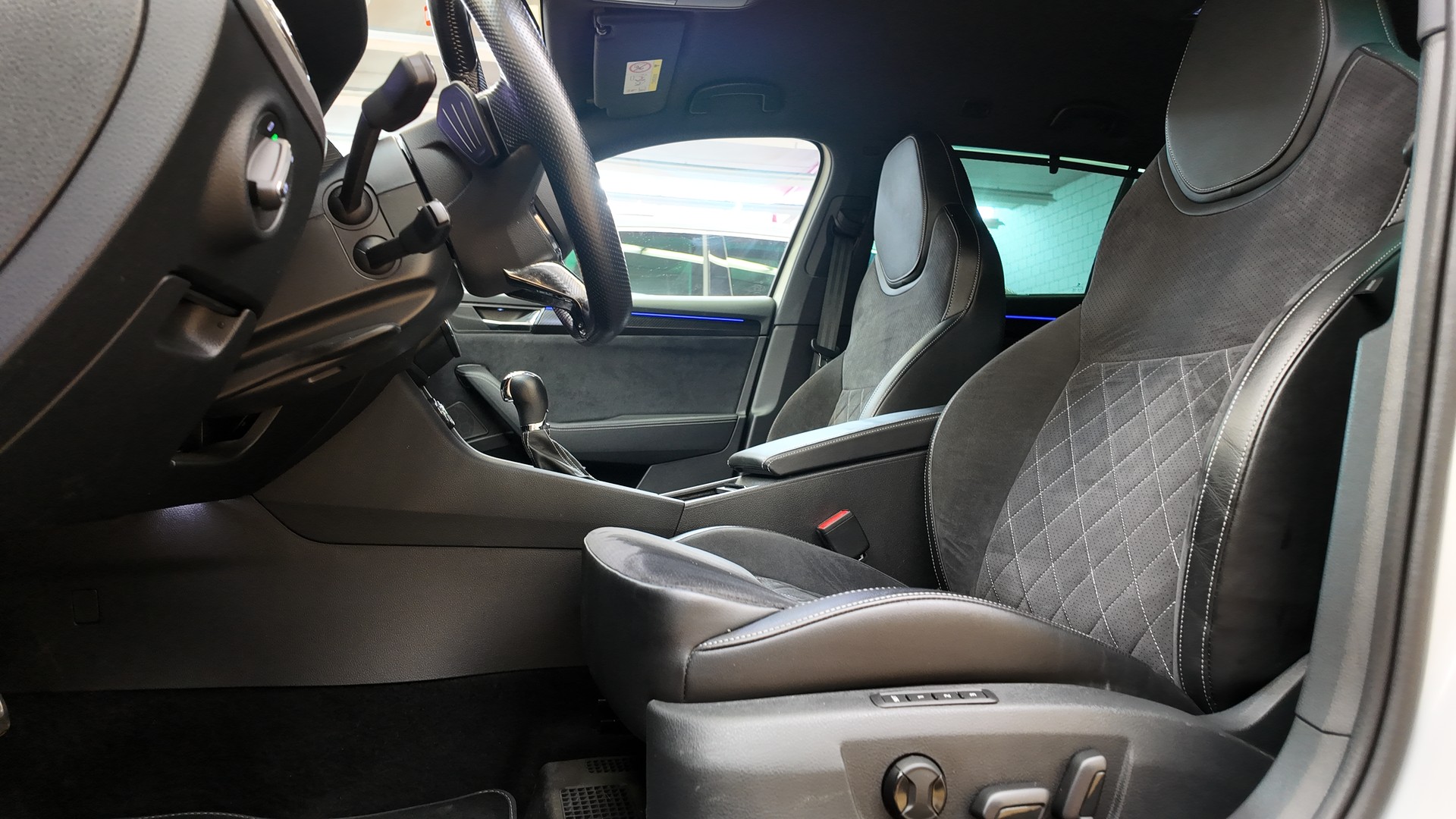 SKODA Superb Combi 2.0 TDi SportLine 4x4 DSG-image-13