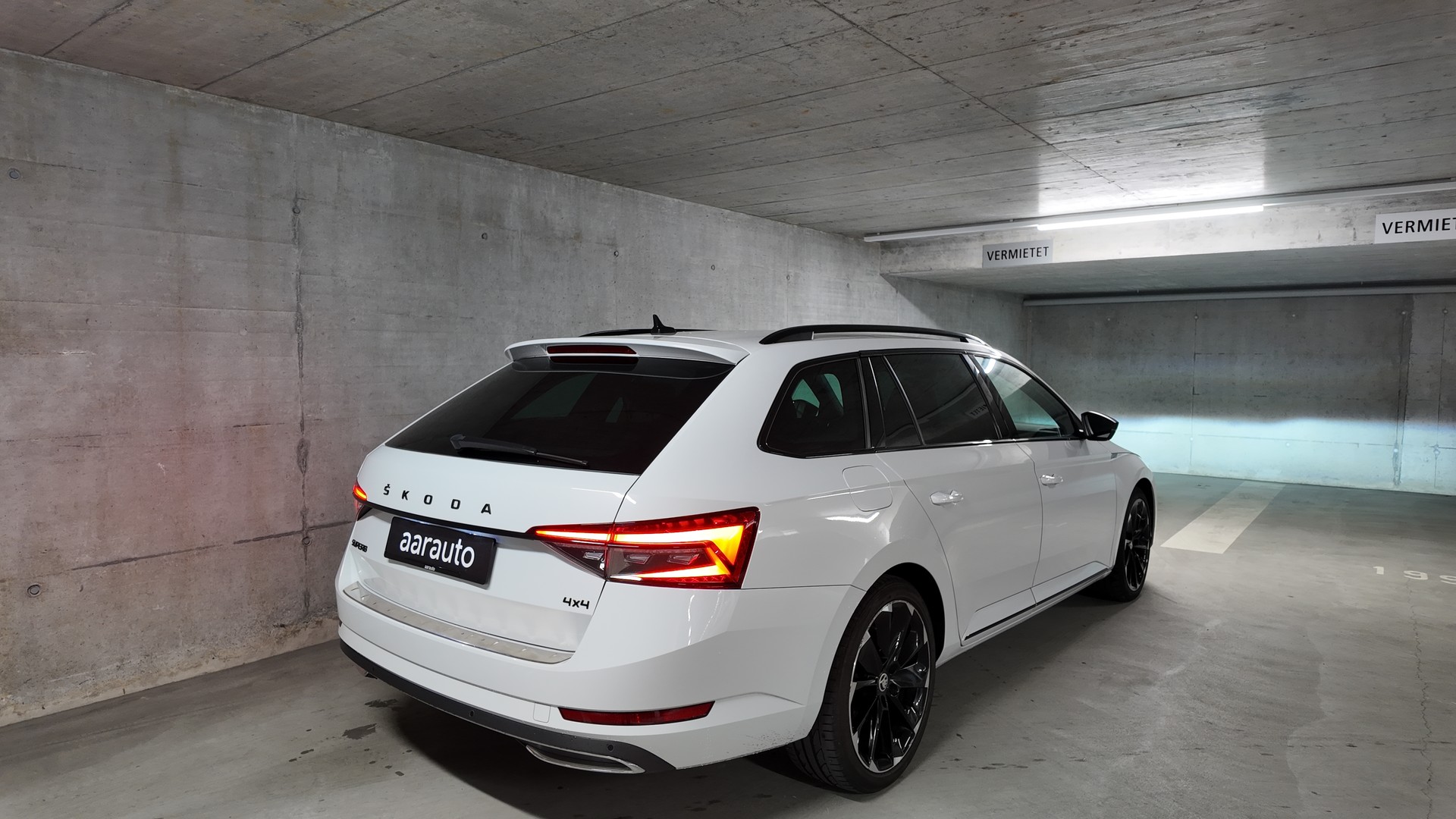 SKODA Superb Combi 2.0 TDi SportLine 4x4 DSG-image-5