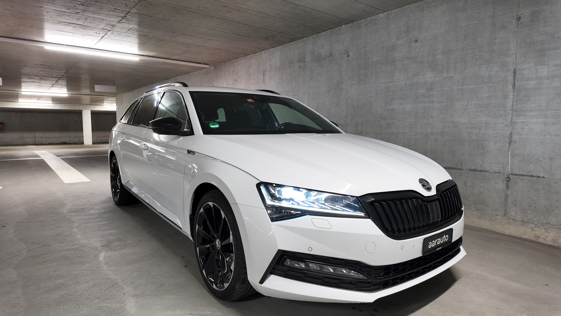 SKODA Superb Combi 2.0 TDi SportLine 4x4 DSG-image-4