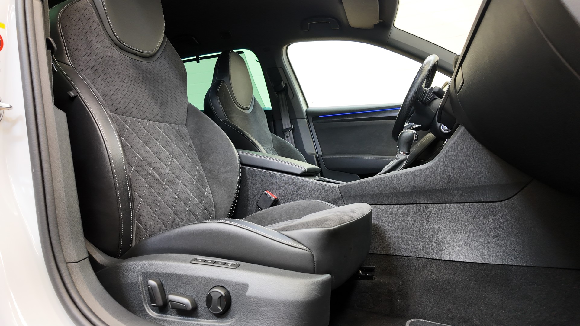 SKODA Superb Combi 2.0 TDi SportLine 4x4 DSG-image-14