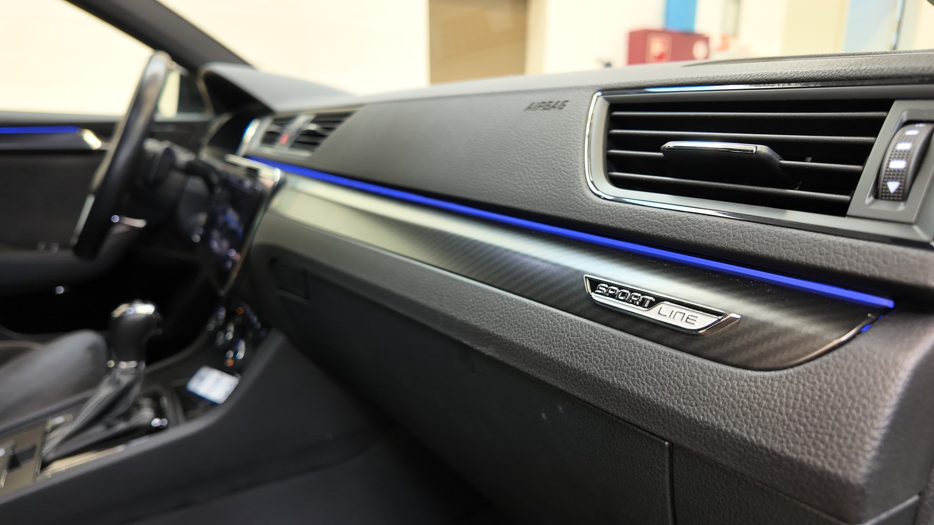 SKODA Superb Combi 2.0 TDi SportLine 4x4 DSG-image-12