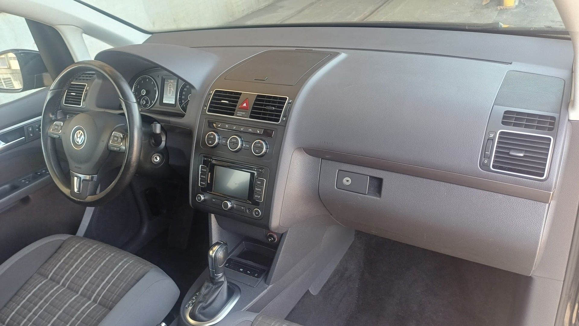 VW CrossTouran 1.4 TSI DSG-image-11