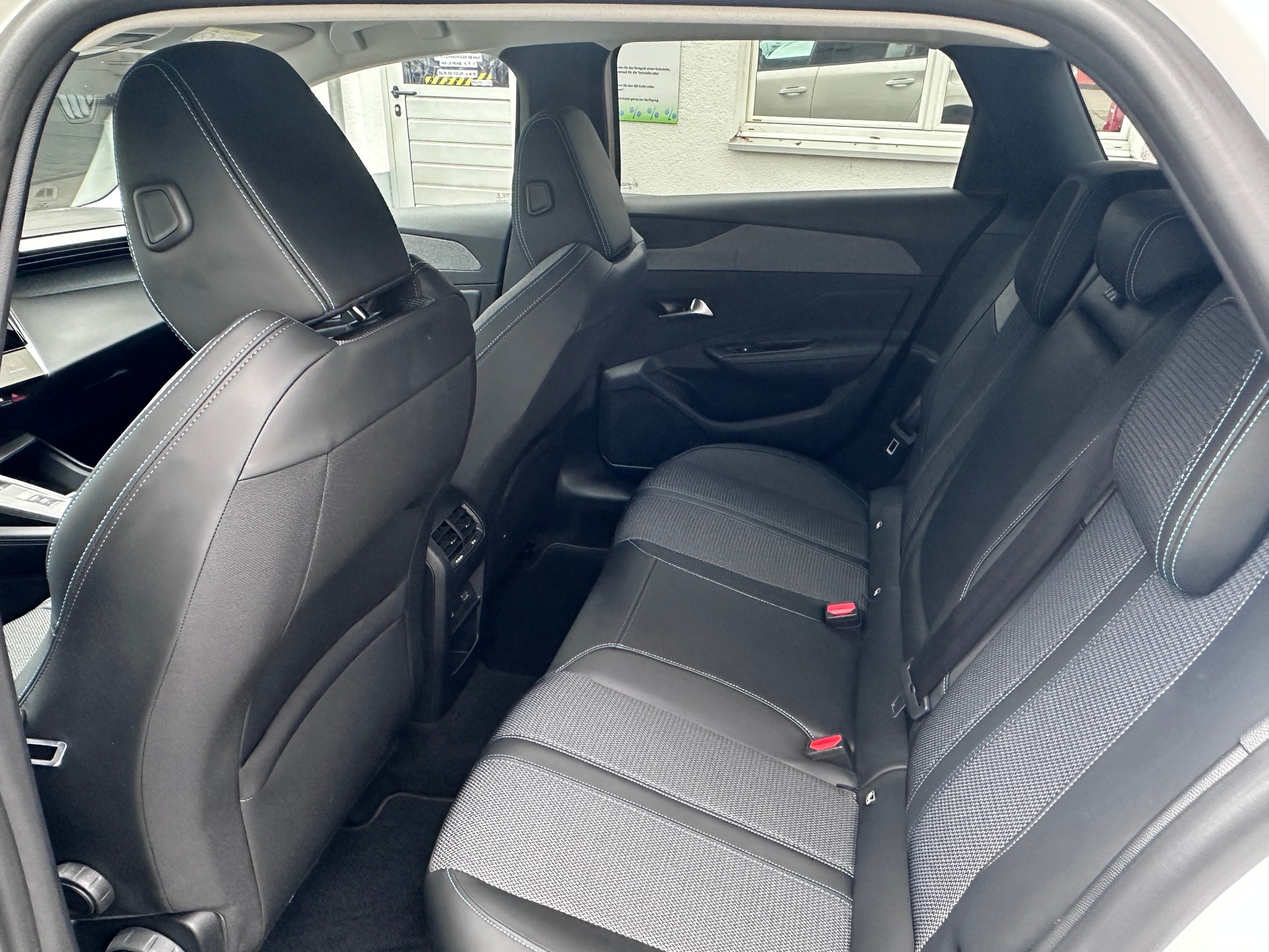 PEUGEOT 308 SW 1.5 BlueHDI Allure EAT8-image-16
