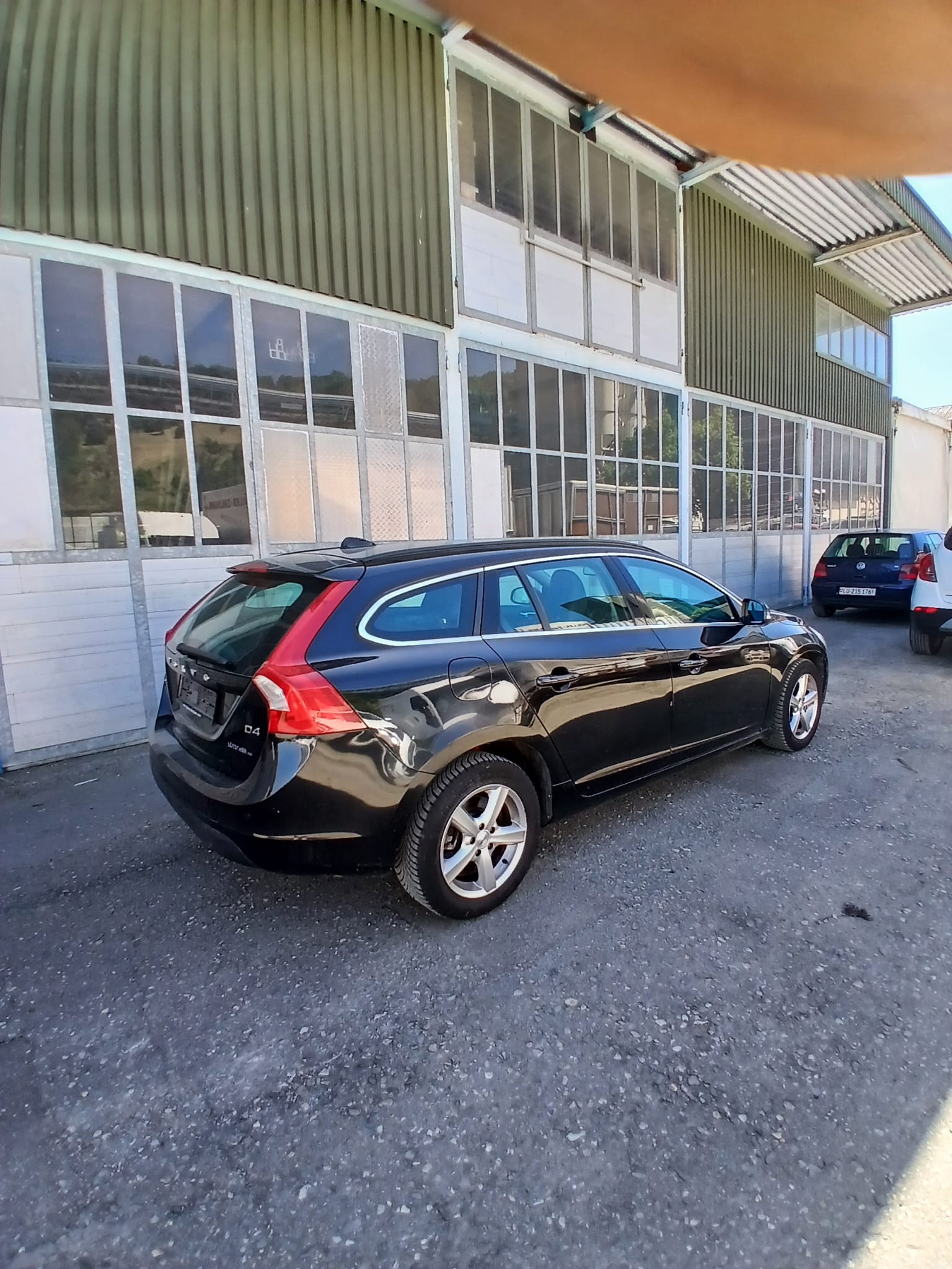 VOLVO V60 D4 Momentum Geartronic-image-3