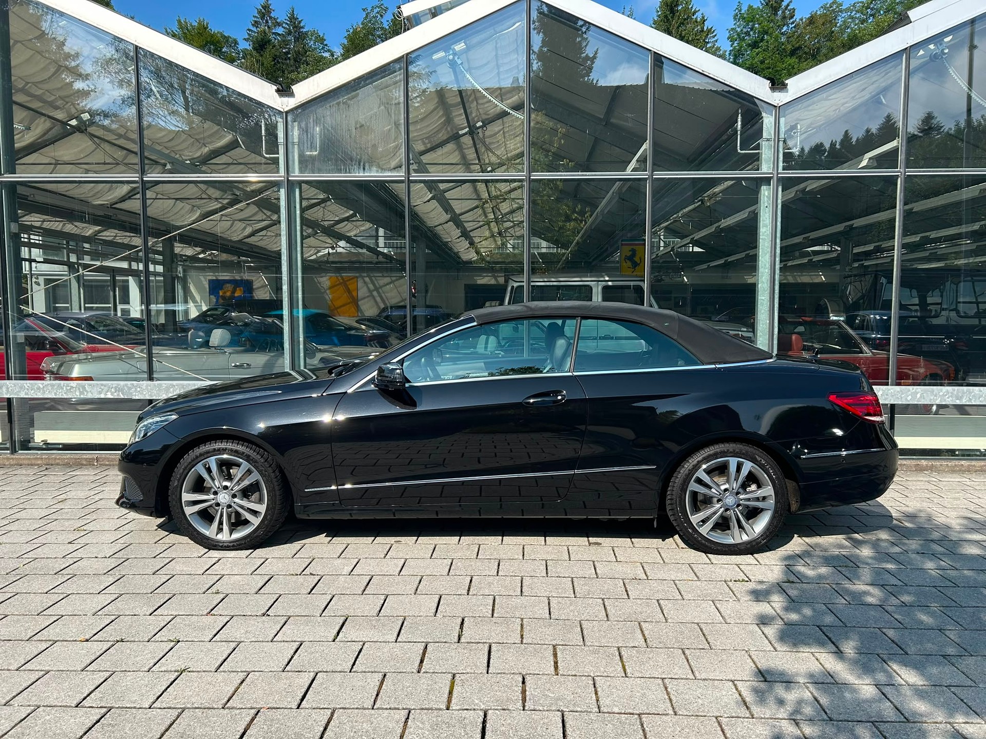 MERCEDES-BENZ E 250 7G-Tronic-showroom-element-3