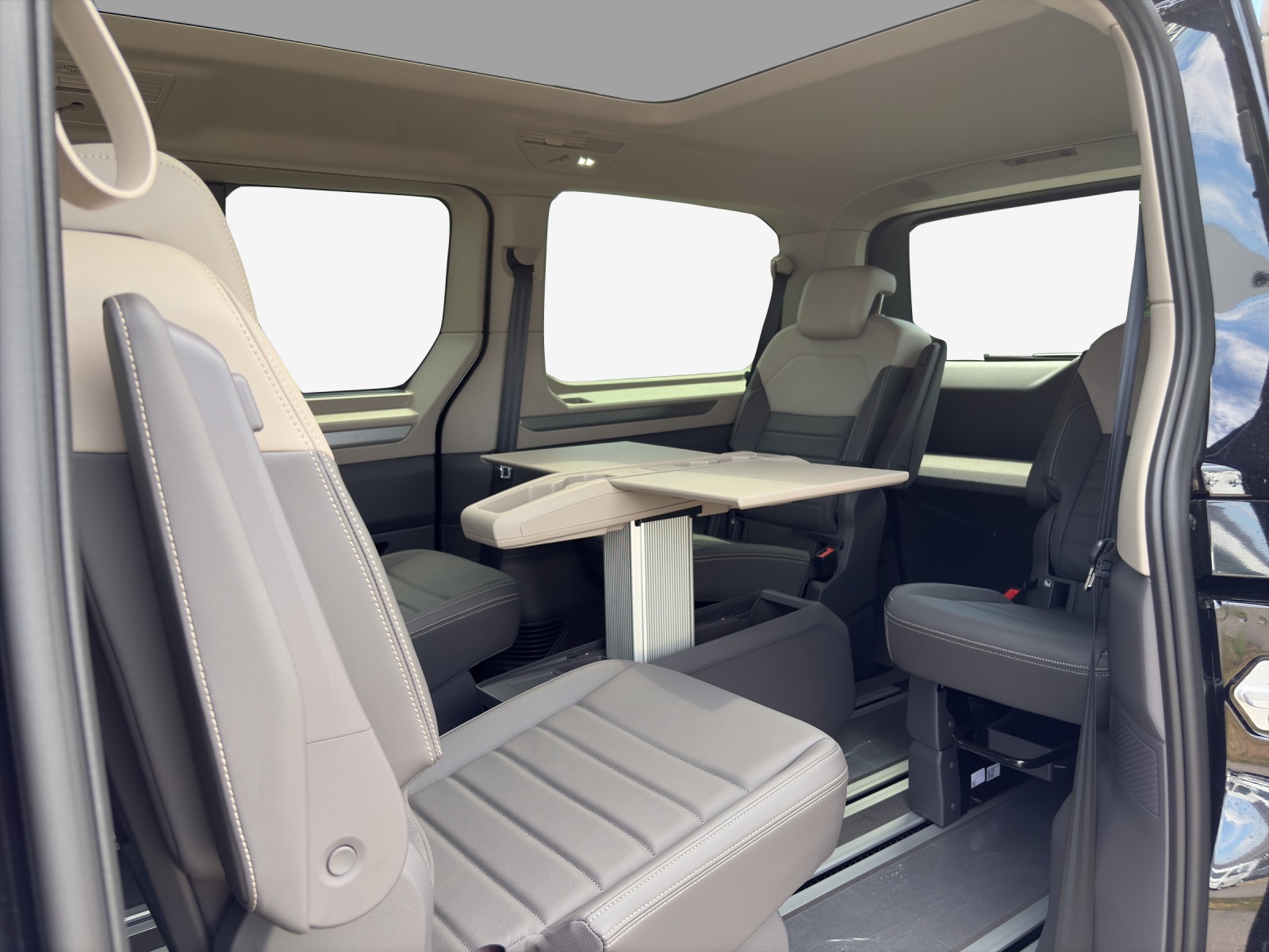 VW Multivan Style Liberty lang 177 eHyb-image-11