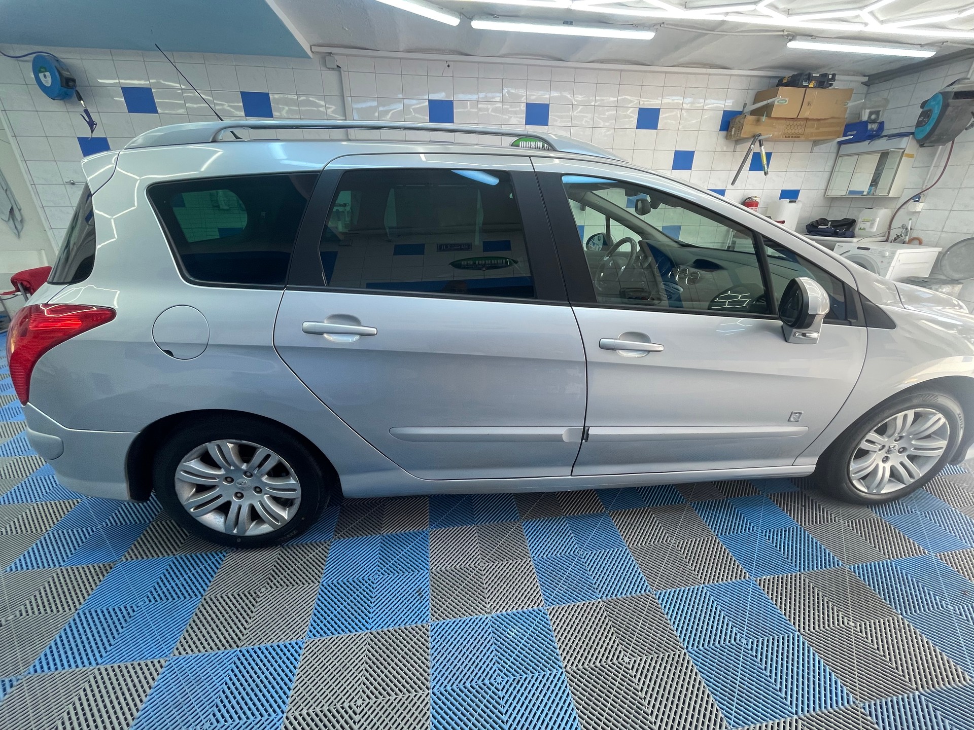 PEUGEOT 308 SW 1.6 16V Turbo Swiss Edition Automatic-image-5