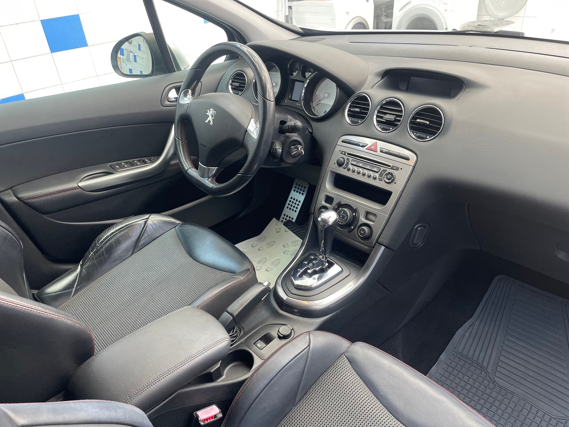 PEUGEOT 308 SW 1.6 16V Turbo Swiss Edition Automatic-image-7