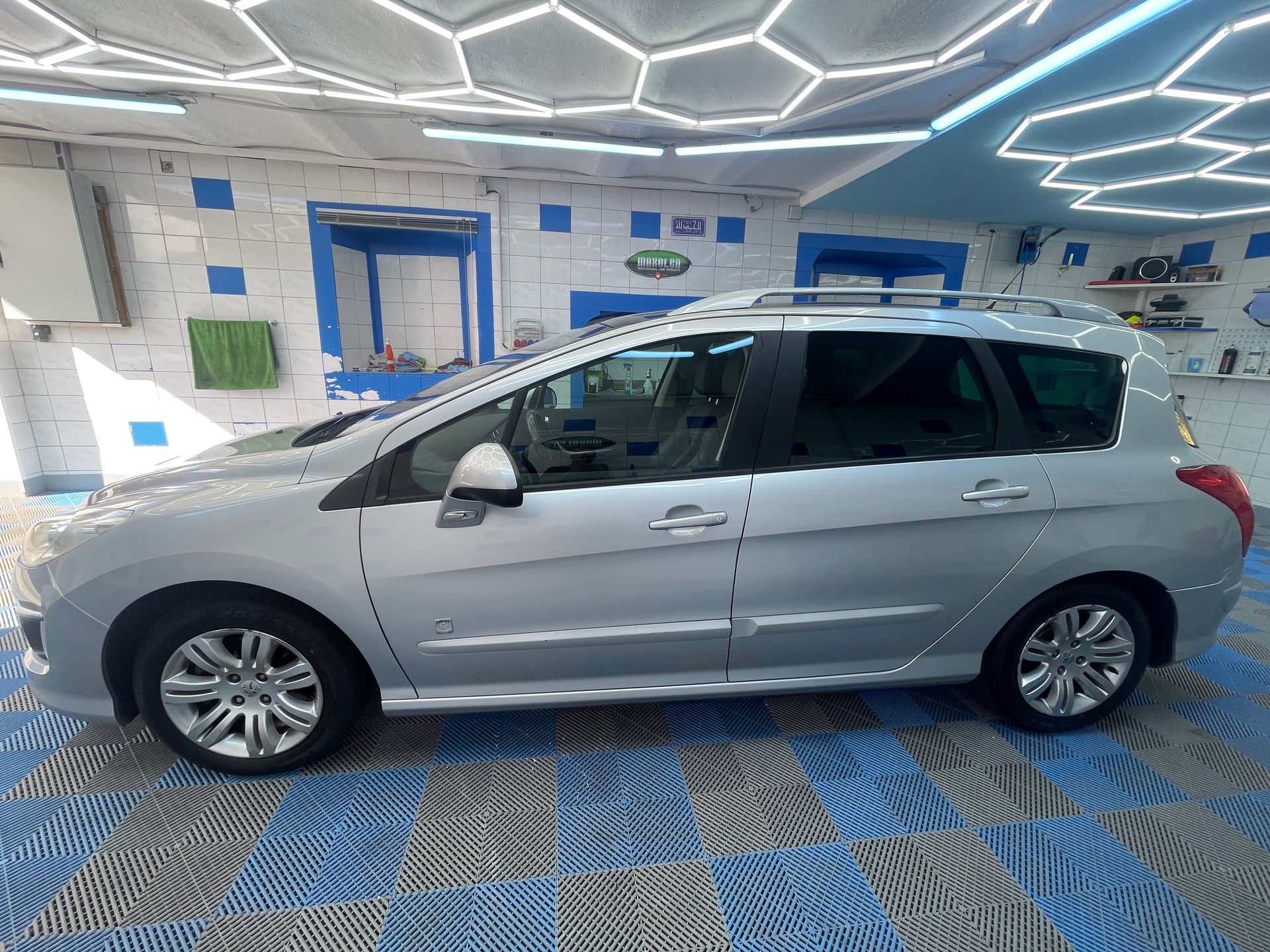 PEUGEOT 308 SW 1.6 16V Turbo Swiss Edition Automatic-image-2