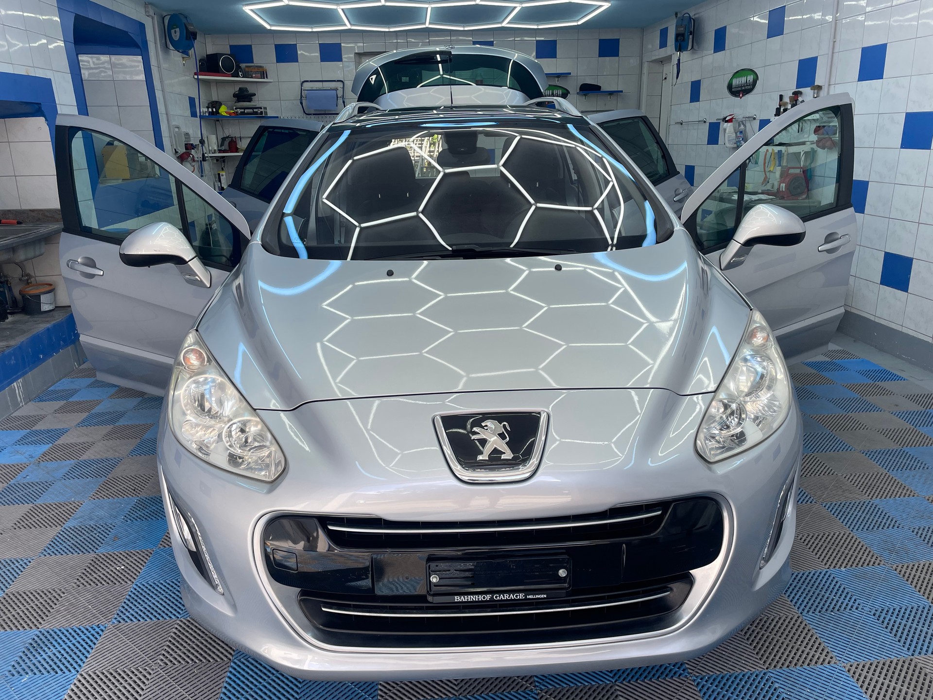 PEUGEOT 308 SW 1.6 16V Turbo Swiss Edition Automatic-image-0