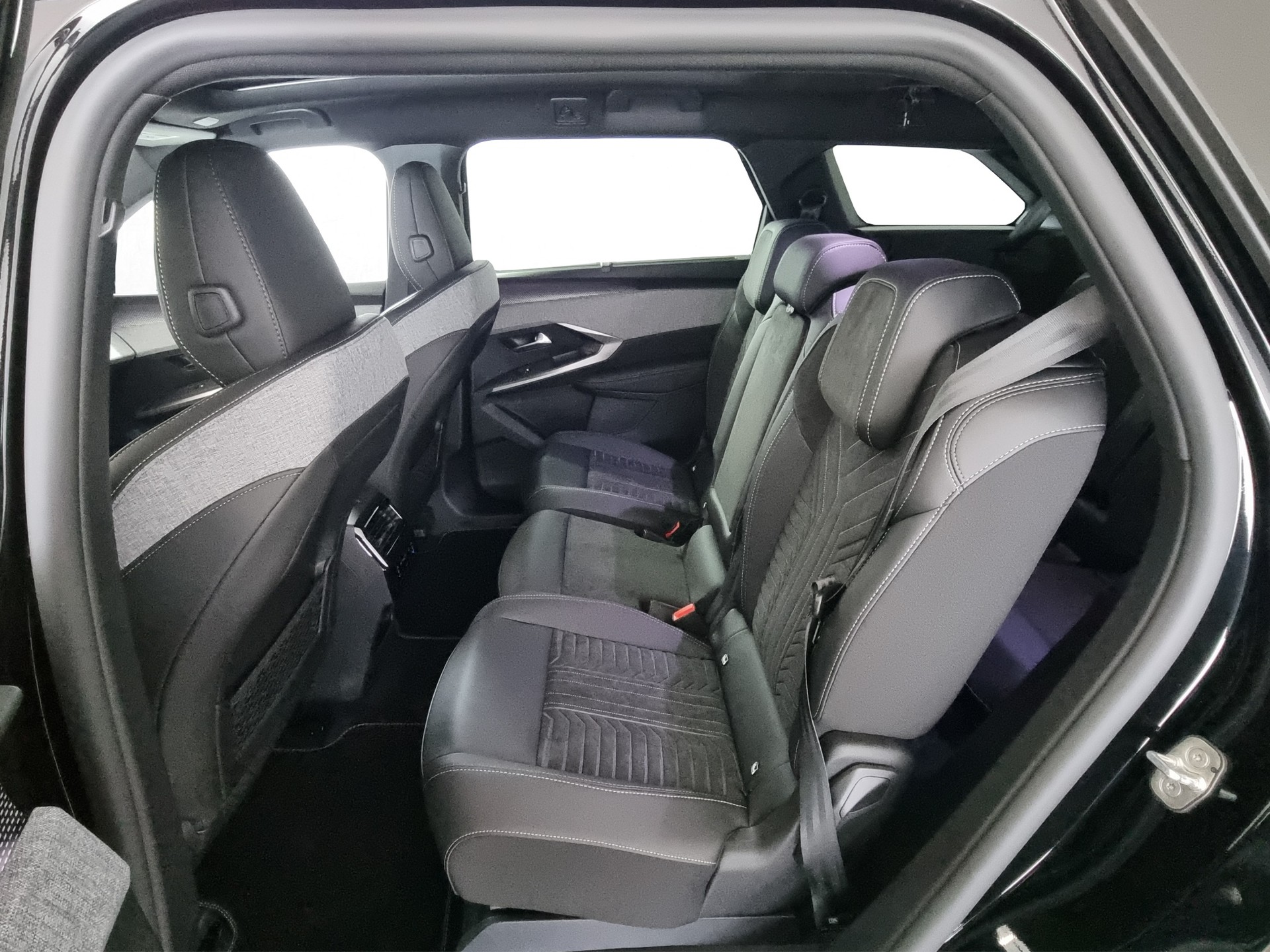 PEUGEOT 5008 GT Exclusive AWD 73kWh 7-Plätzer-image-6