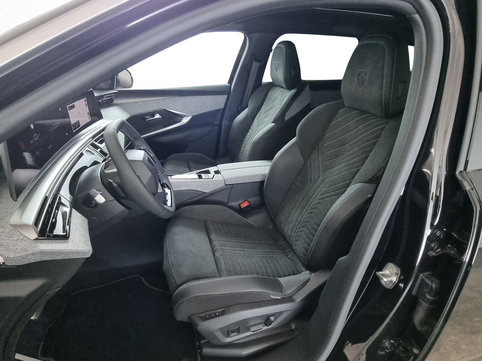 PEUGEOT 5008 GT Exclusive AWD 73kWh 7-Plätzer-image-5