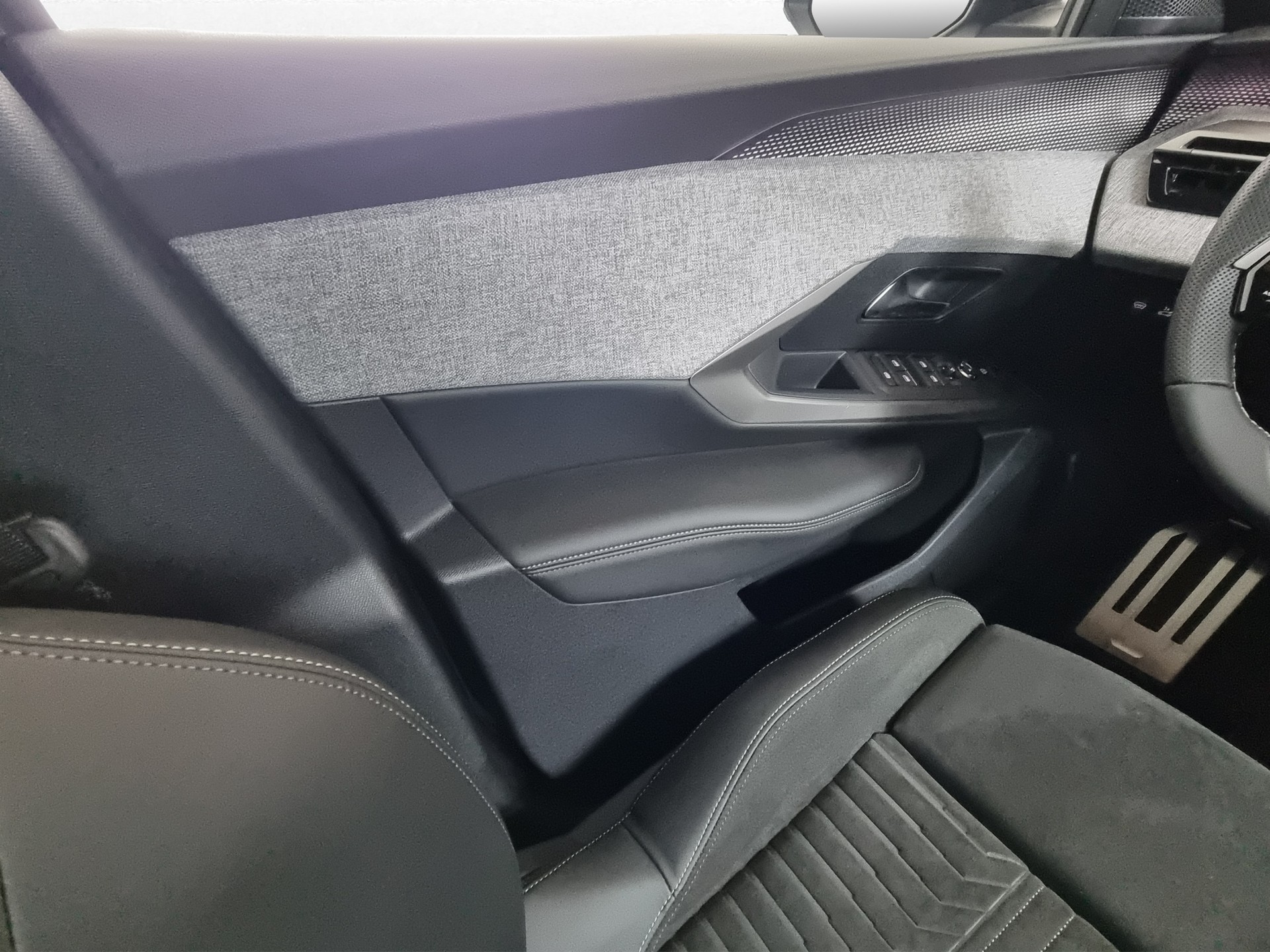 PEUGEOT 5008 GT Exclusive AWD 73kWh 7-Plätzer-image-11