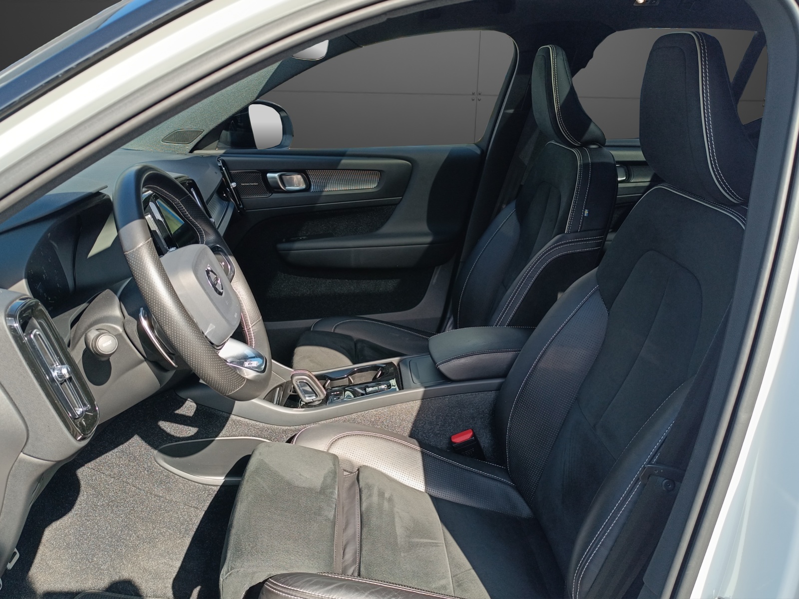 VOLVO XC40 2.0 T5 R-Design AWD-image-9