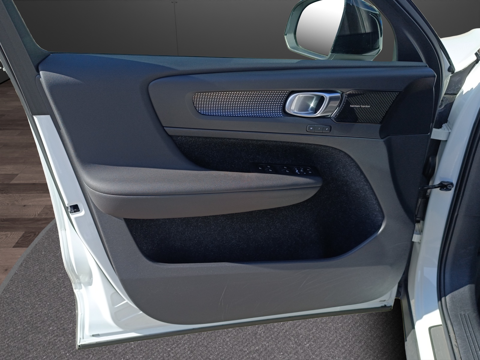 VOLVO XC40 2.0 T5 R-Design AWD-image-18