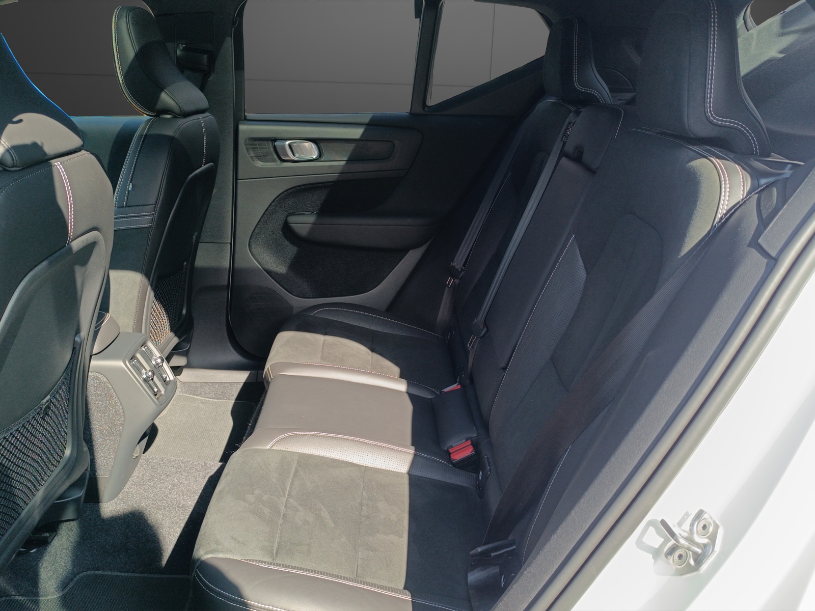 VOLVO XC40 2.0 T5 R-Design AWD-image-14