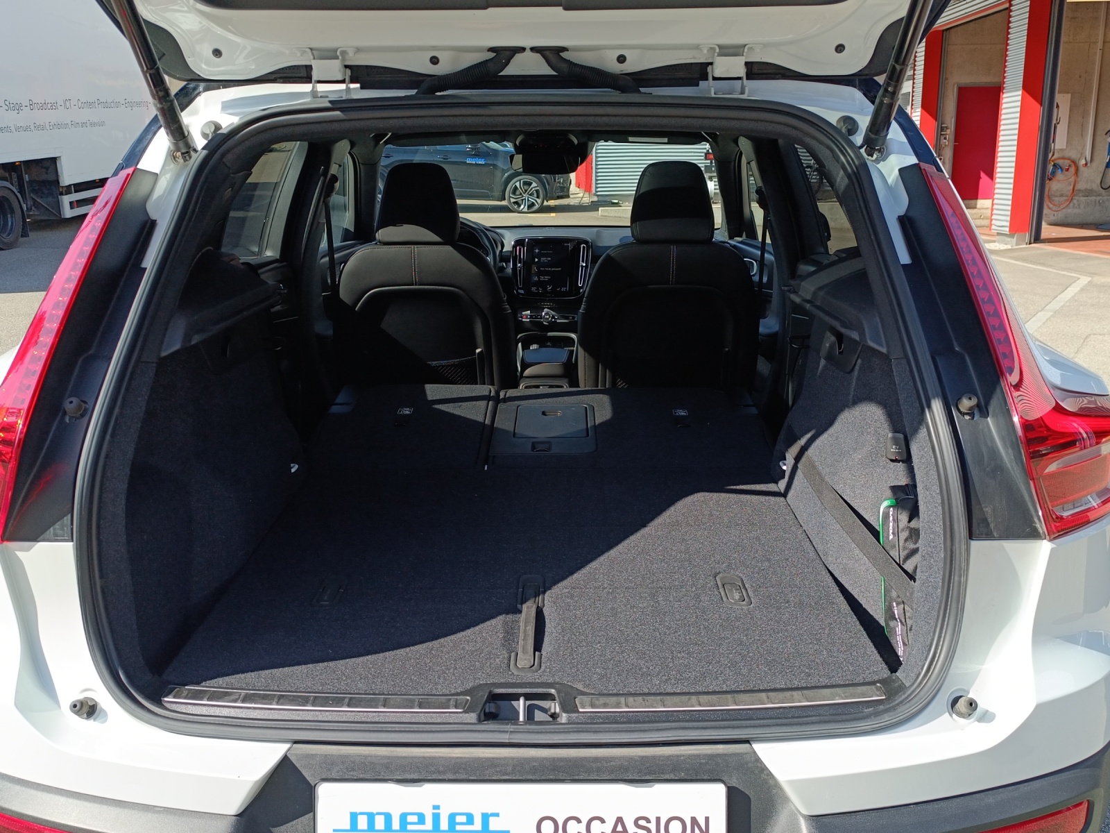 VOLVO XC40 2.0 T5 R-Design AWD-image-16