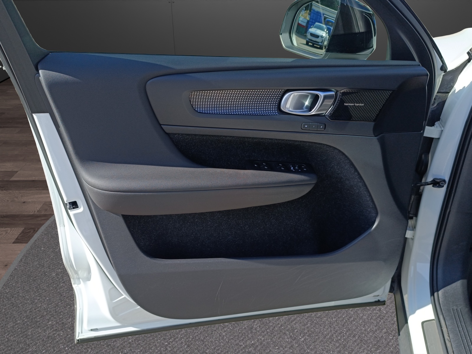 VOLVO XC40 2.0 T5 R-Design AWD-image-12