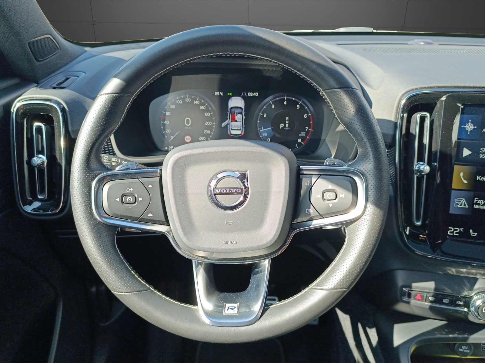 VOLVO XC40 2.0 T5 R-Design AWD-image-10