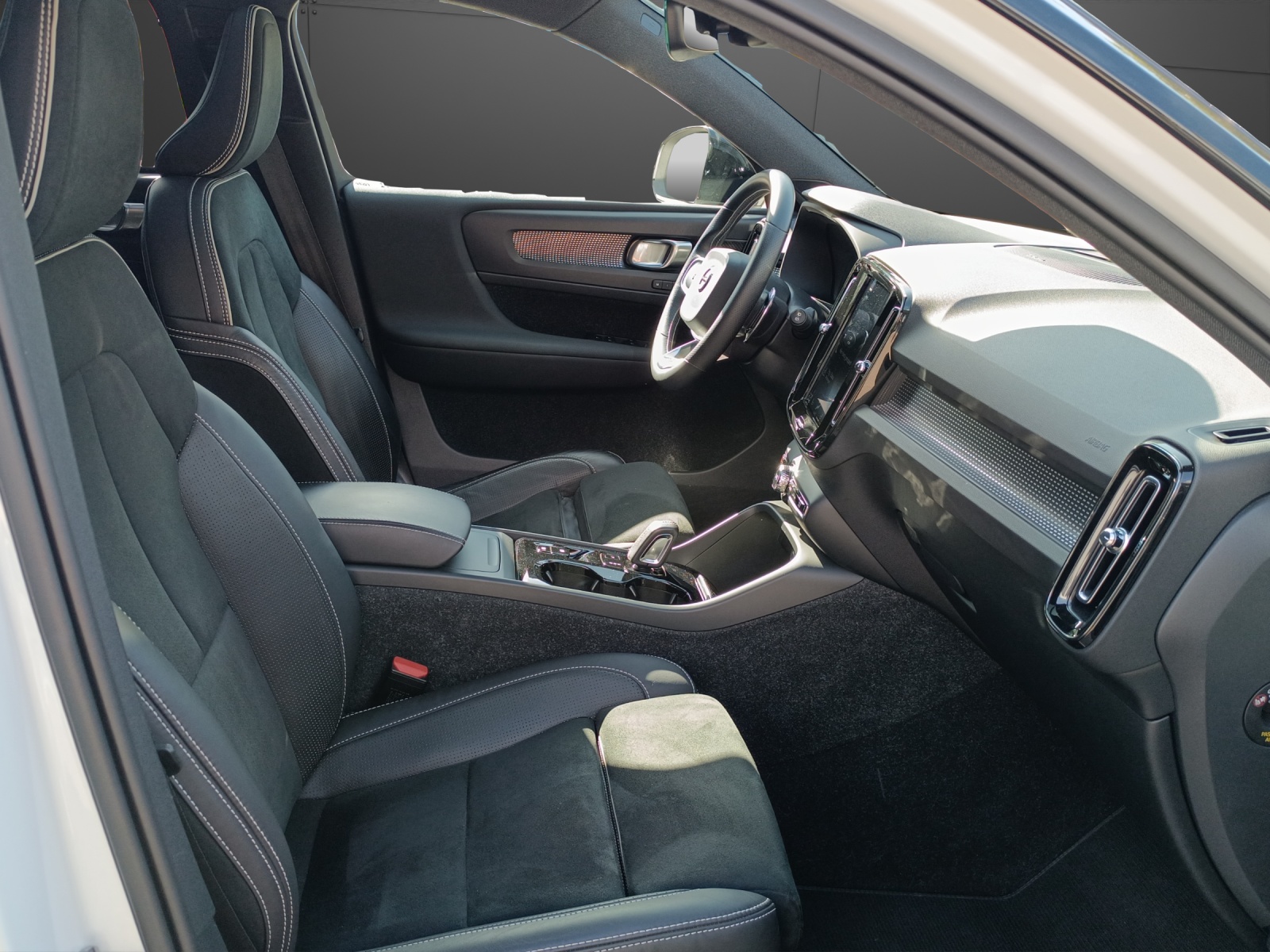 VOLVO XC40 2.0 T5 R-Design AWD-image-13