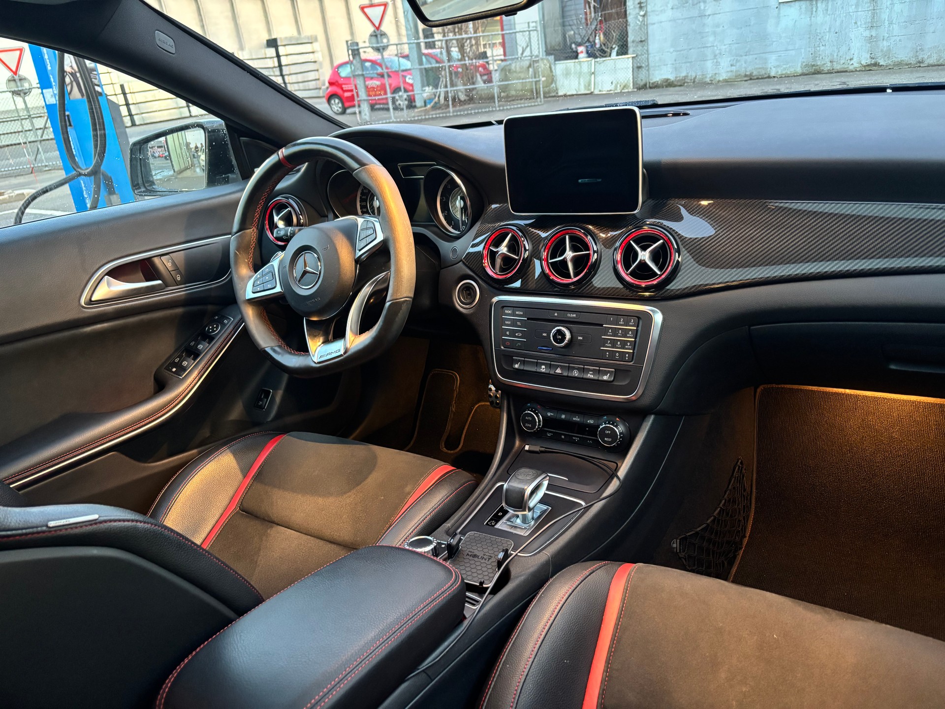 MERCEDES-BENZ CLA 45 AMG 4m-image-4