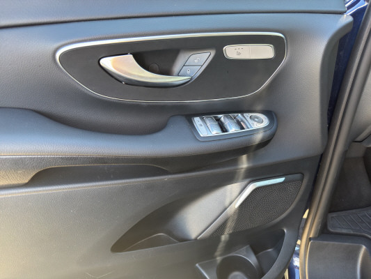 MERCEDES-BENZ EQV 300-image-9