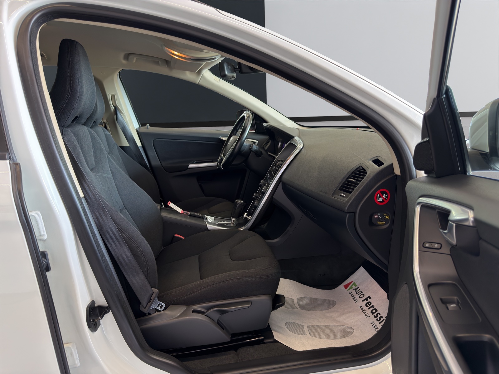 VOLVO XC60 D3 AWD Kinetic Geartronic-image-22