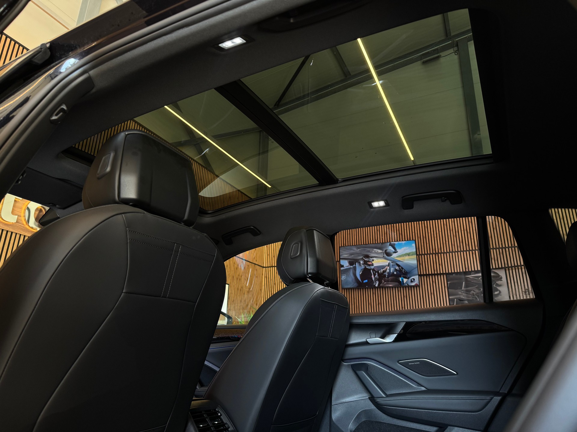 VW Tiguan 2.0 TDI SCR R-Line DSG 4motion-image-15