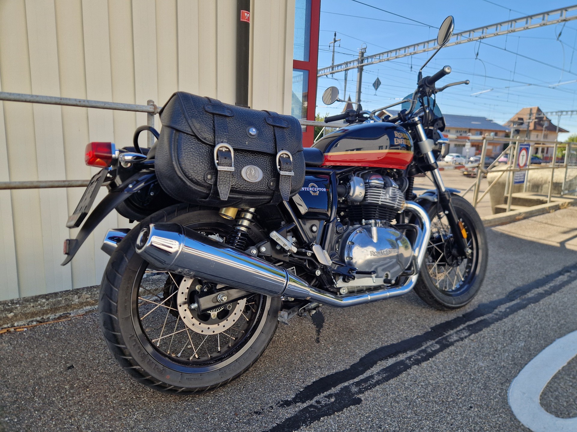 ROYAL ENFIELD Interceptor 650 Standard-showroom-element-3