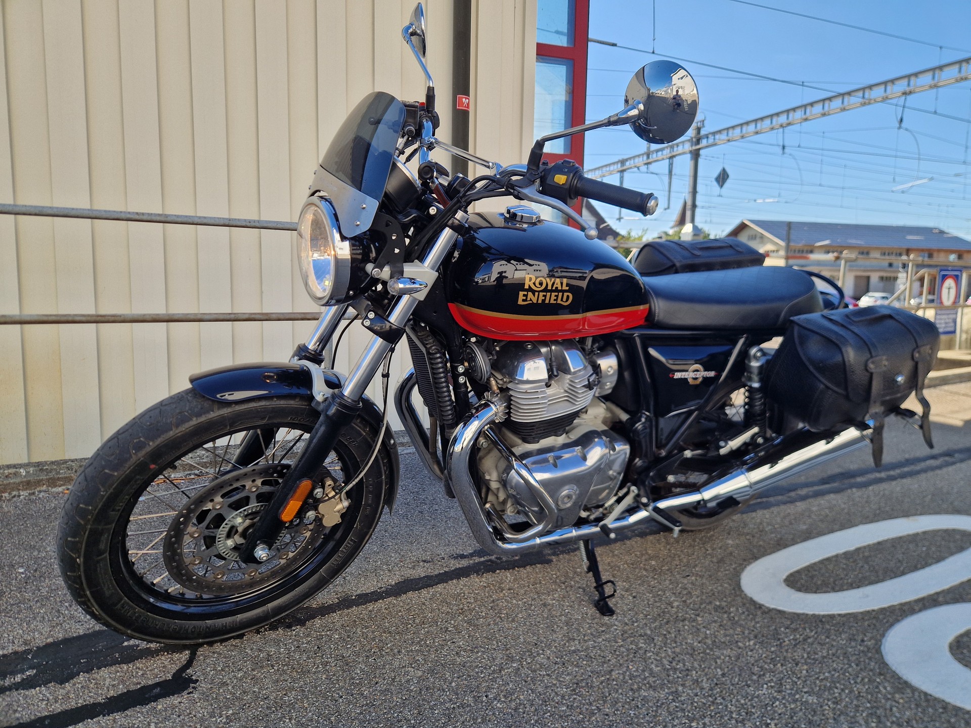 ROYAL ENFIELD Interceptor 650 Standard-showroom-element-2