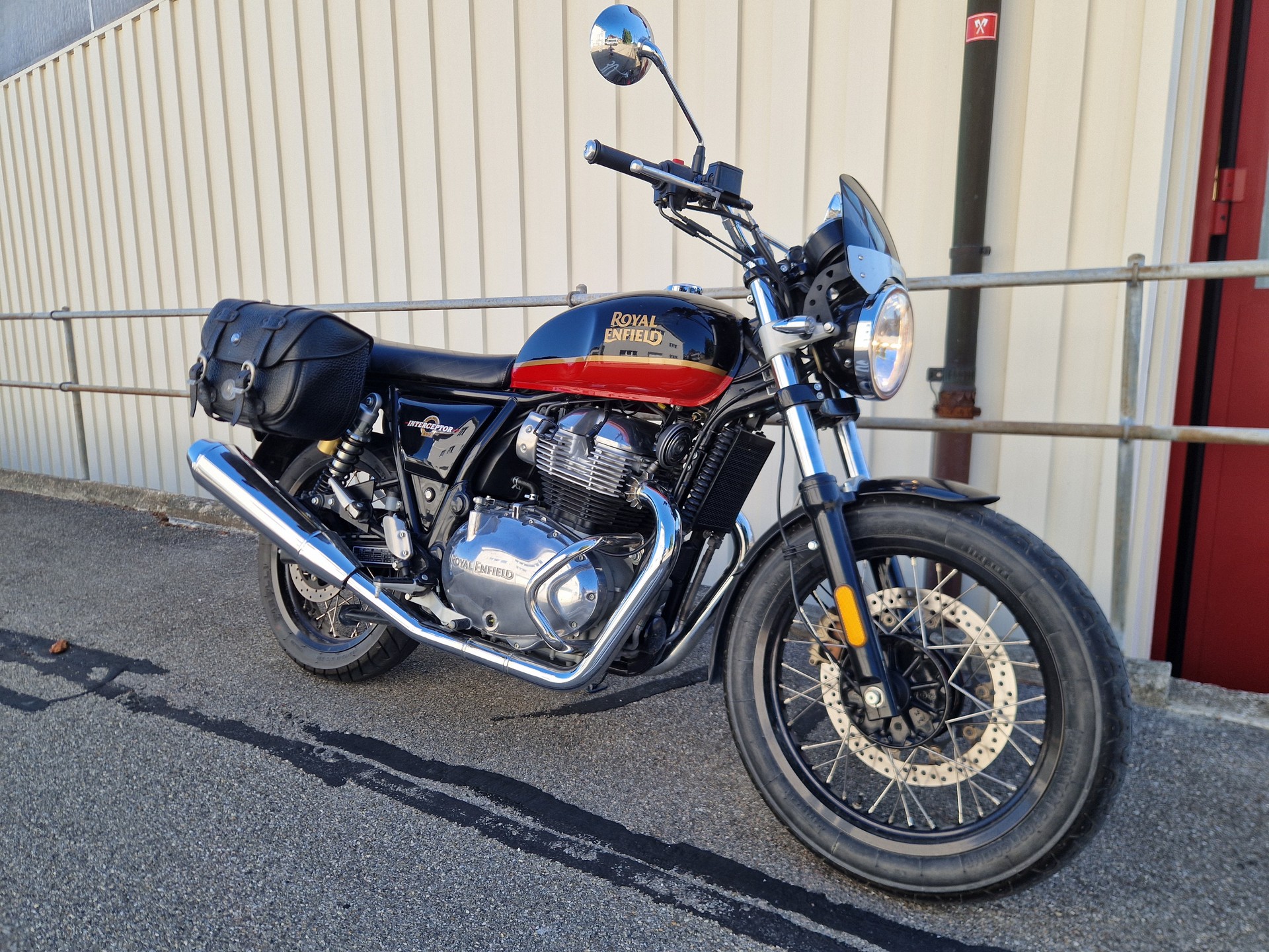 ROYAL ENFIELD Interceptor 650 Standard-showroom-element-1