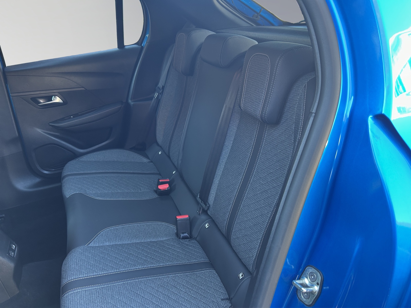 PEUGEOT 208 1.2 PureTech 100 Allure-image-12