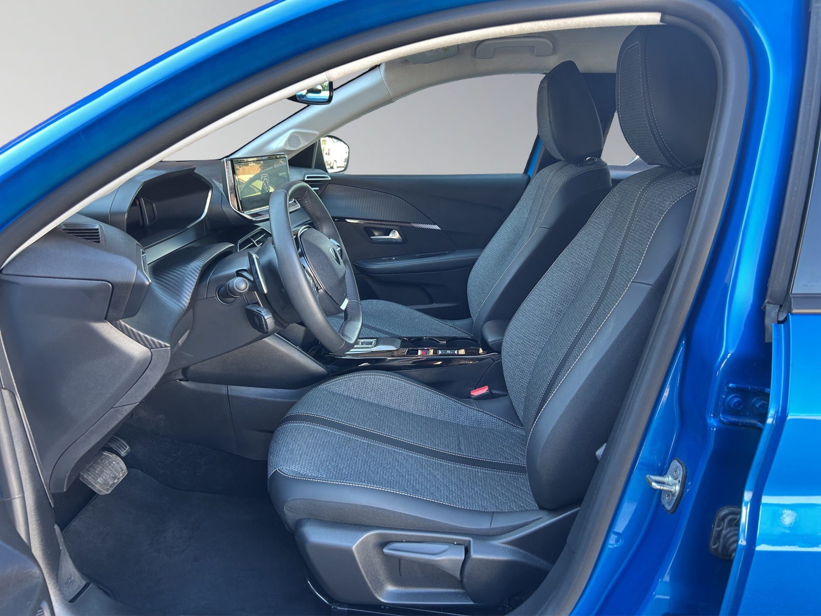 PEUGEOT 208 1.2 PureTech 100 Allure-image-9