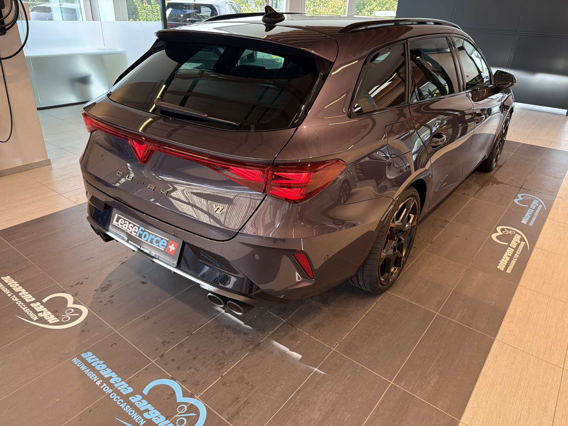 CUPRA LEON ST 2.0 TSi VZ 333PS 4Drive DSG-Automat-image-2