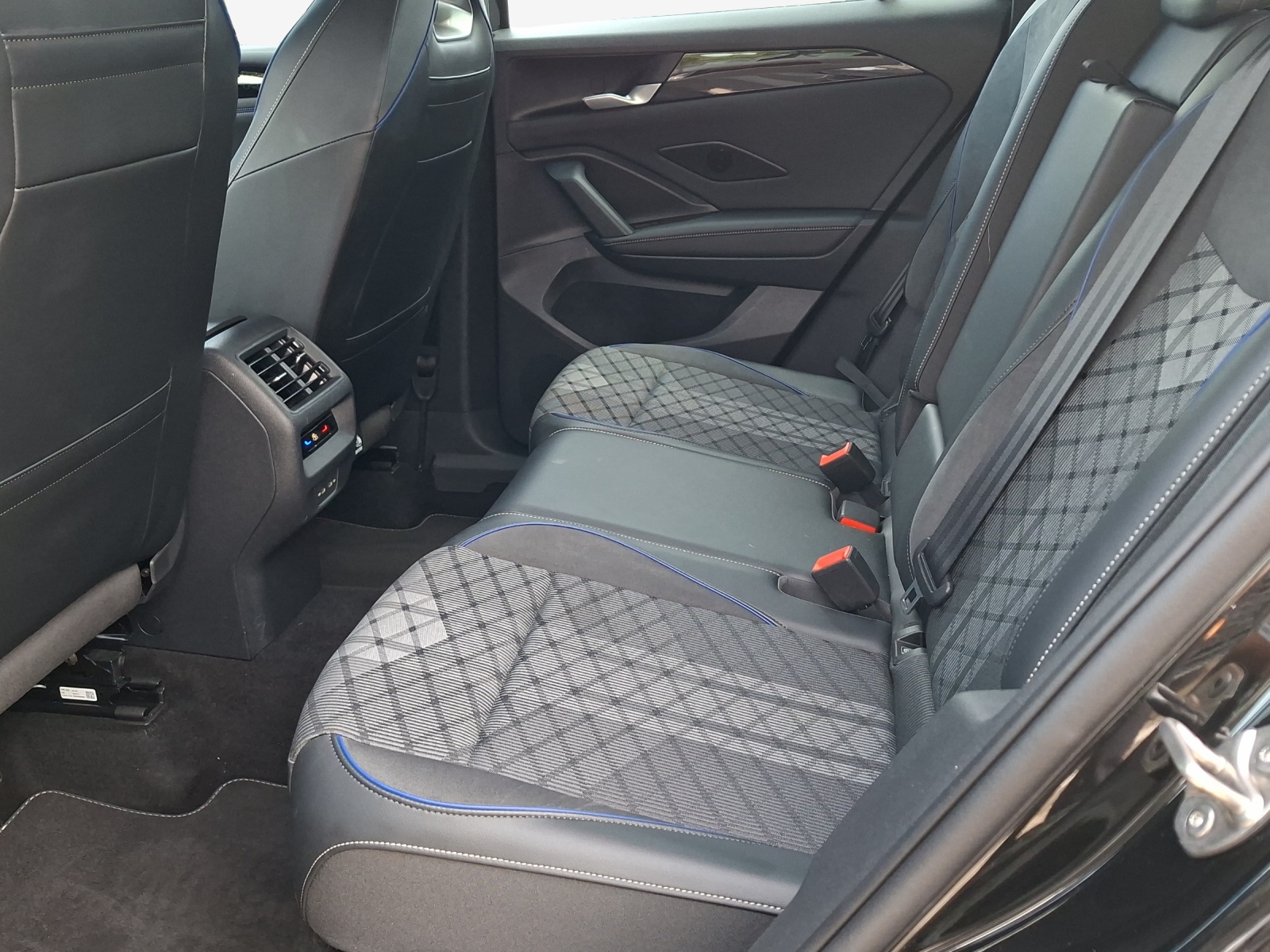VW Tiguan 2.0 TSI DSG R-Line 4Motion-image-11
