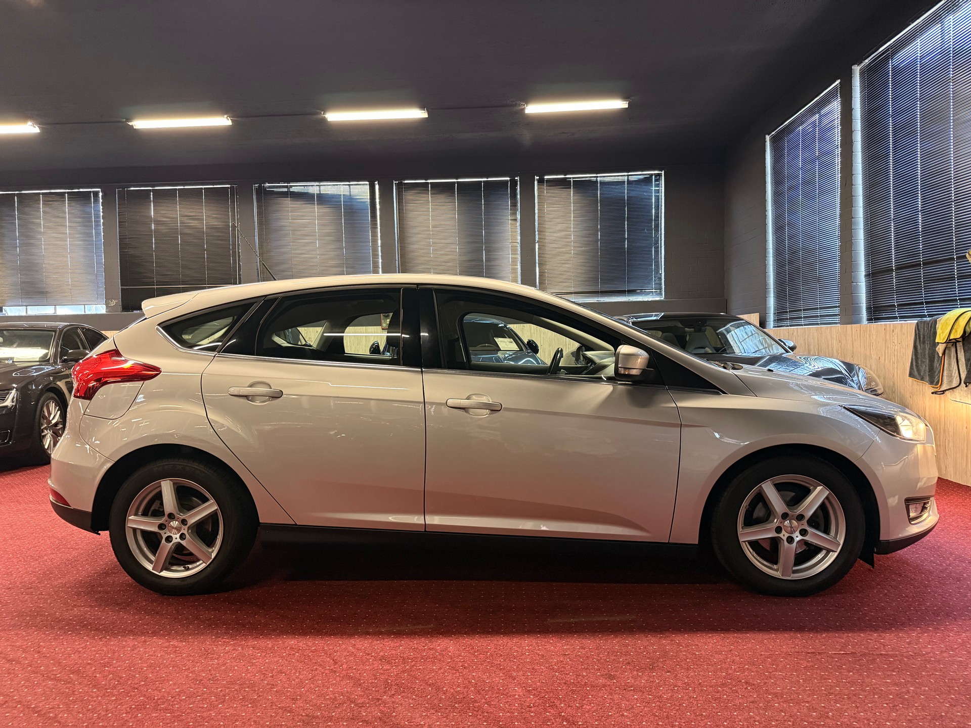 FORD Focus 1.0 SCTi Trend / ** Frisch ab MFK & Service / 8 Fach **-image-4