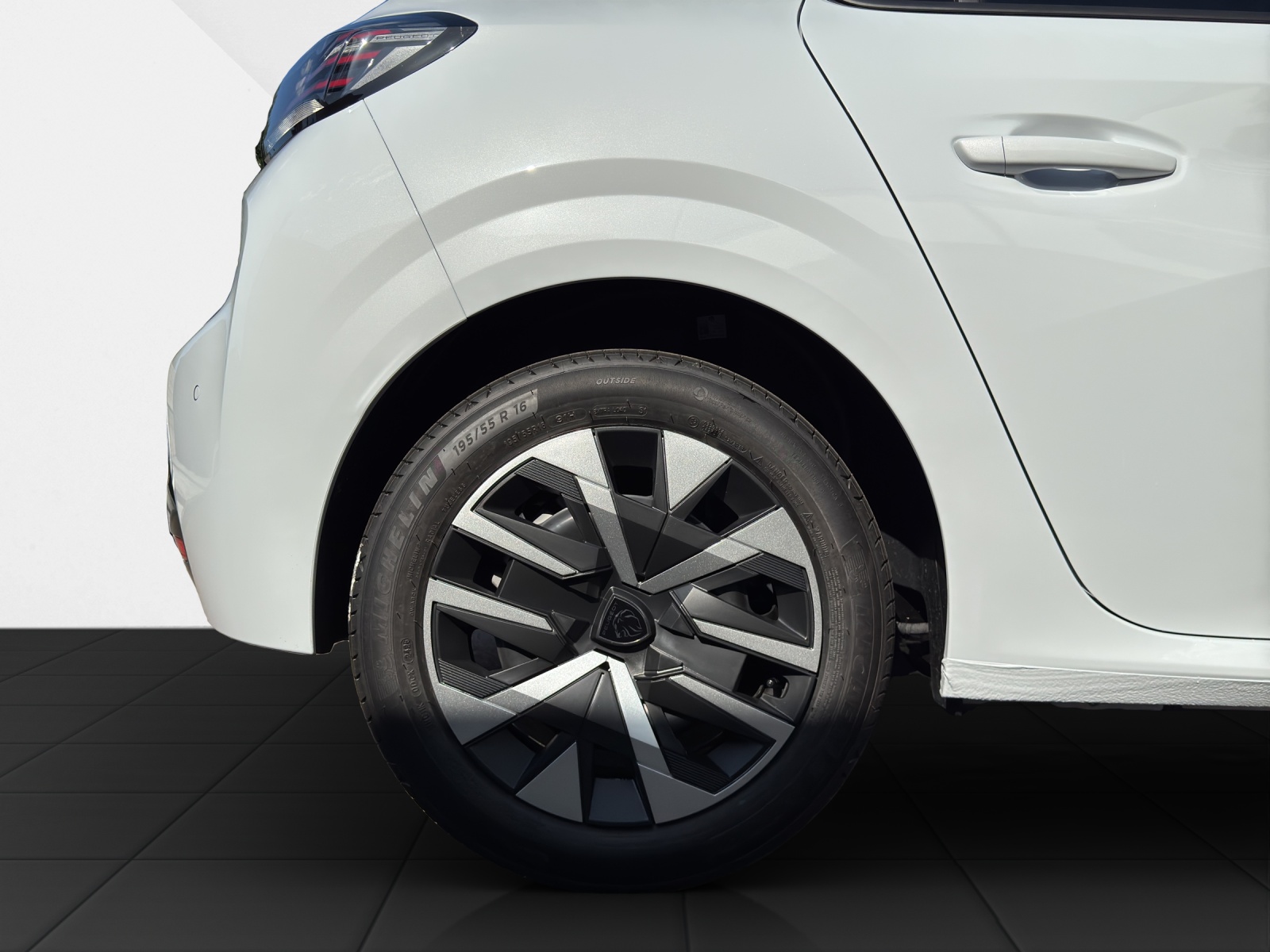 PEUGEOT 208 1.2 PureTech 100 Business-image-22