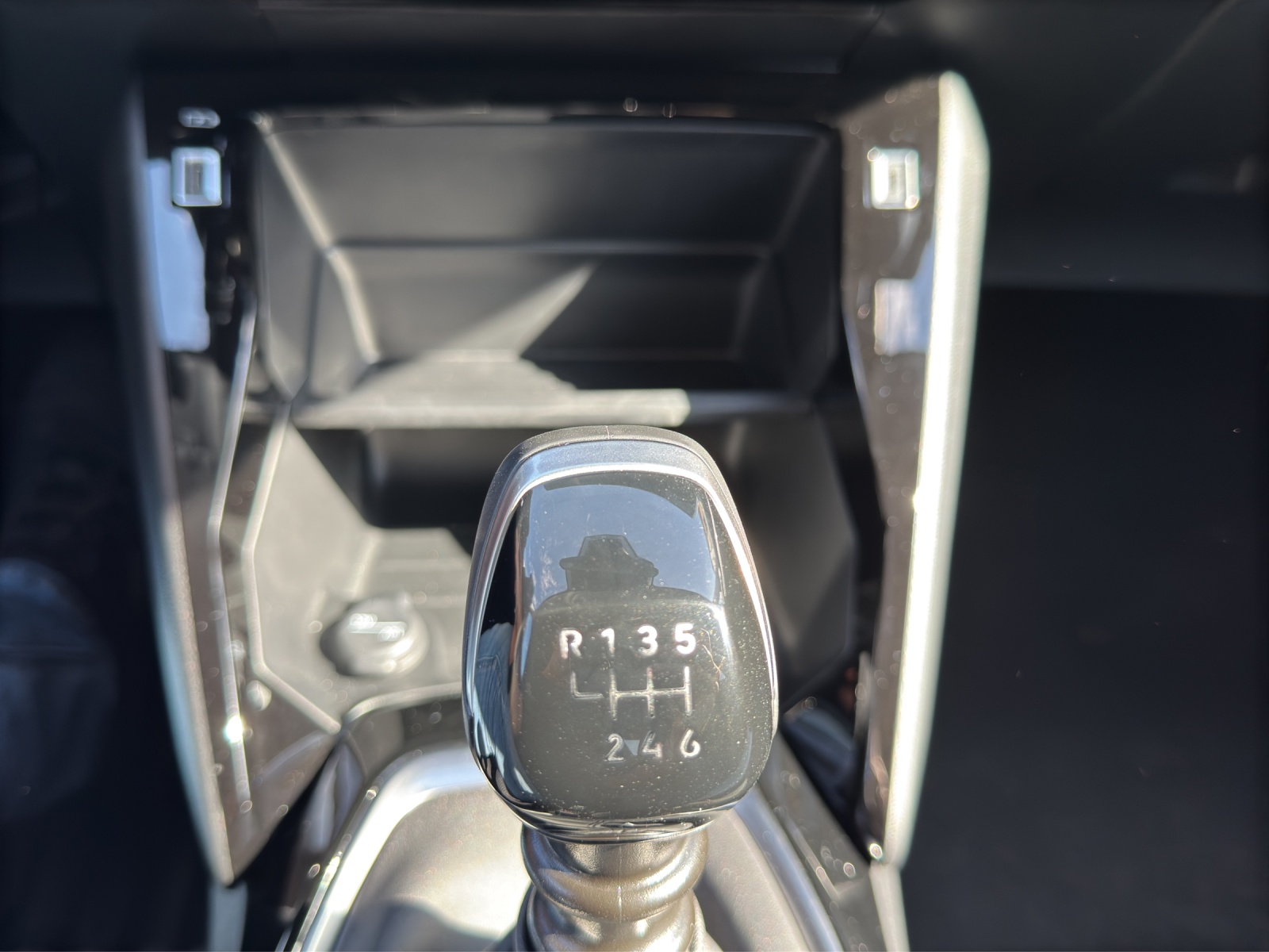 PEUGEOT 208 1.2 PureTech 100 Business-image-24