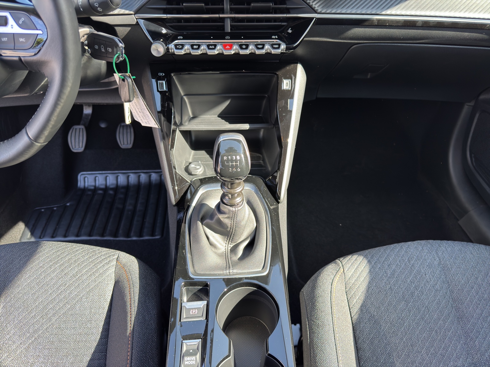 PEUGEOT 208 1.2 PureTech 100 Business-image-12
