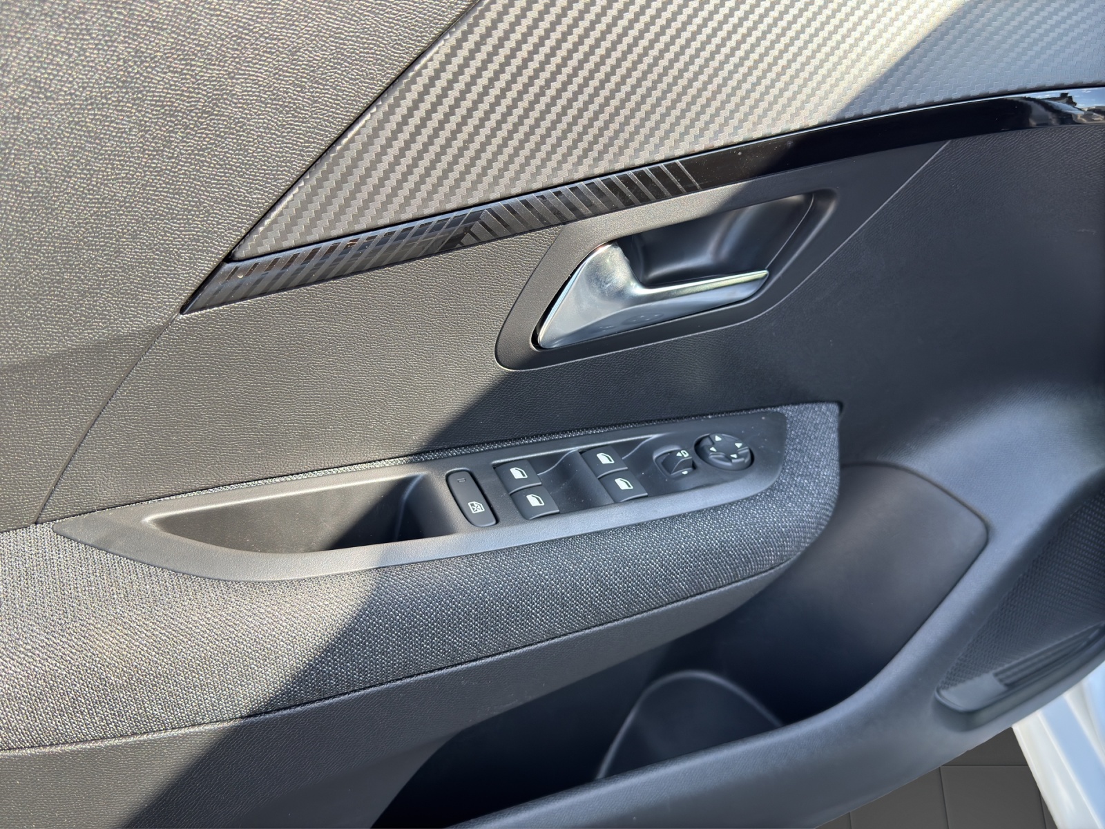 PEUGEOT 208 1.2 PureTech 100 Business-image-17