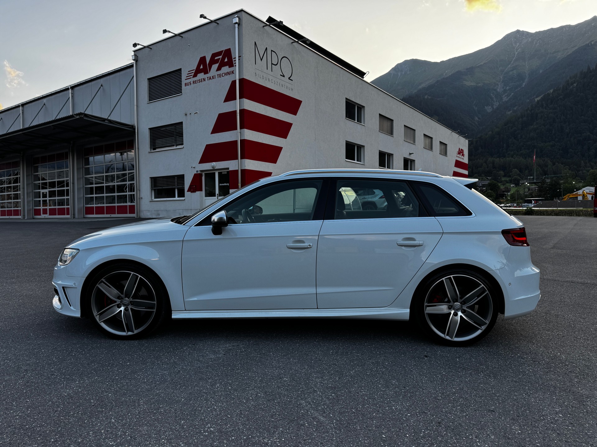 AUDI 2.0 T FSI quattro S-Tronic-image-2