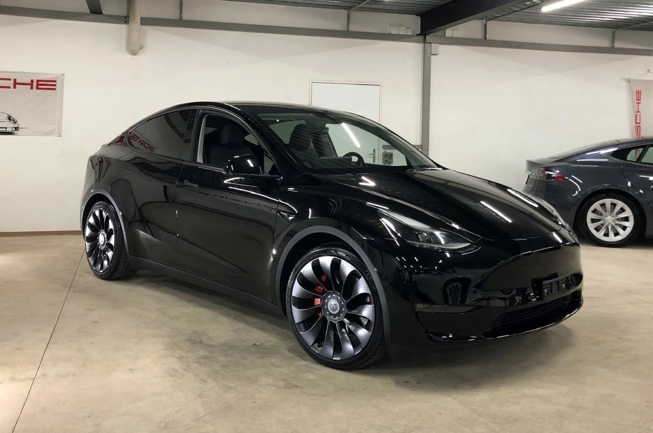 TESLA Model Y Black-Performance 534PS Allrad-image-2