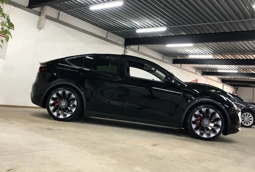 TESLA Model Y Black-Performance 534PS Allrad-image-3