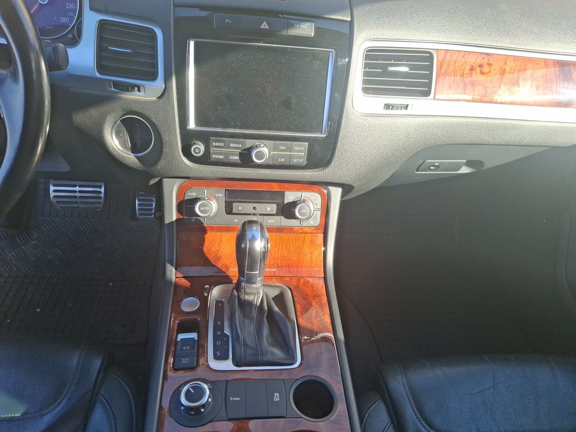 VW Touareg 3.0 TSI Hybrid Tiptronic-image-9