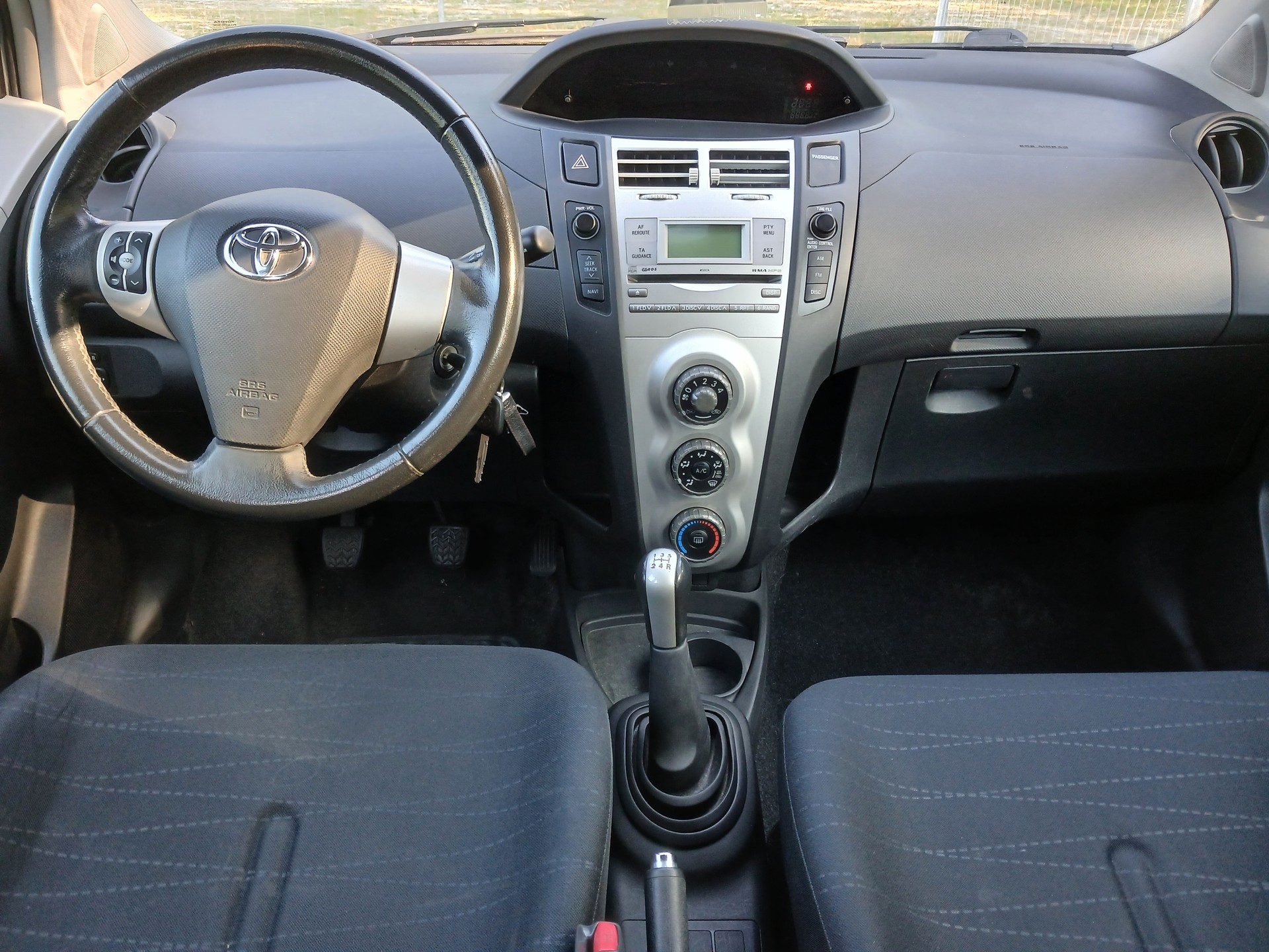 TOYOTA Yaris 1.3 Linea Luna-image-9