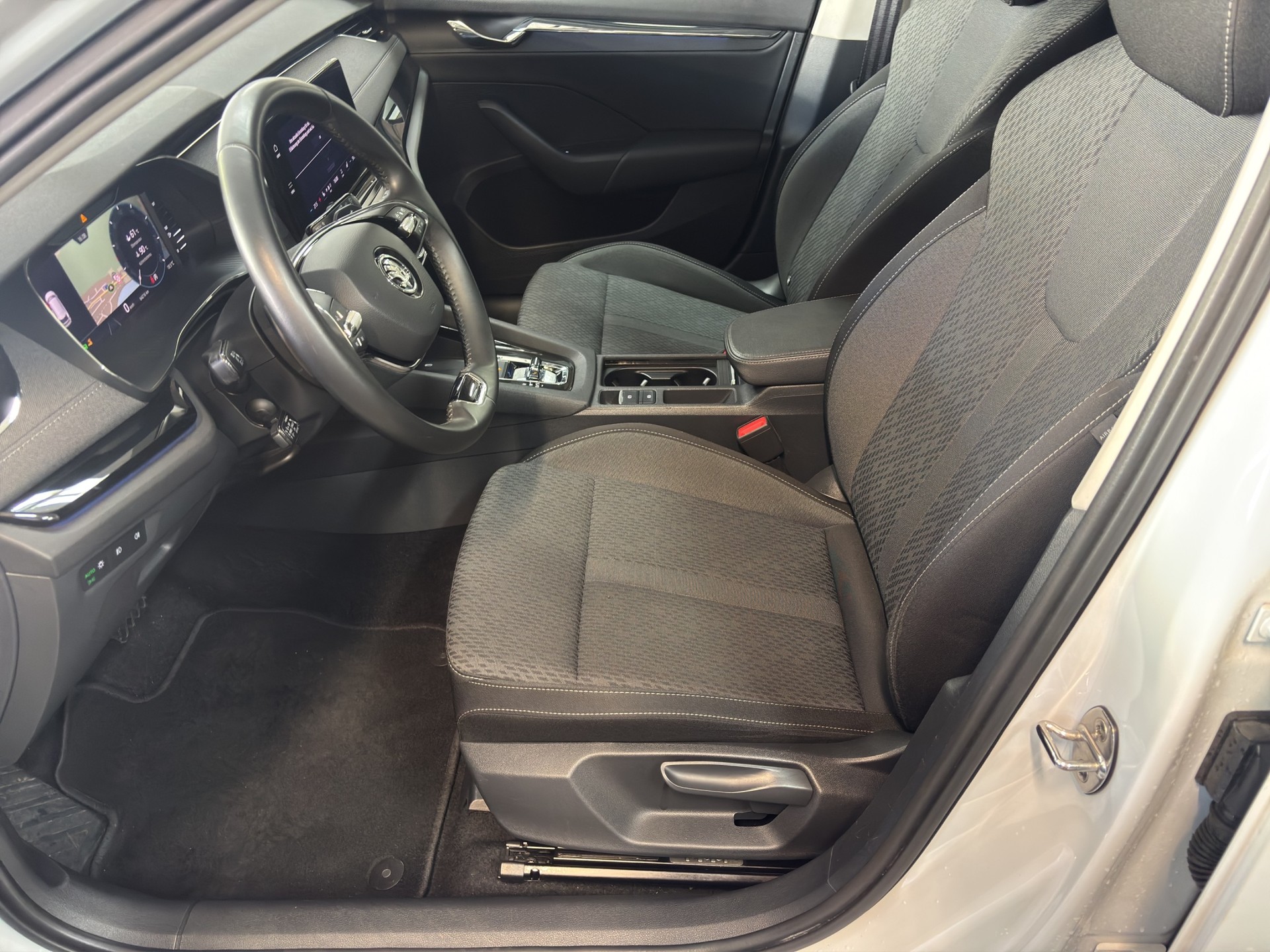 SKODA Octavia Combi 1.5 TSI mHEV DSG Style-image-8