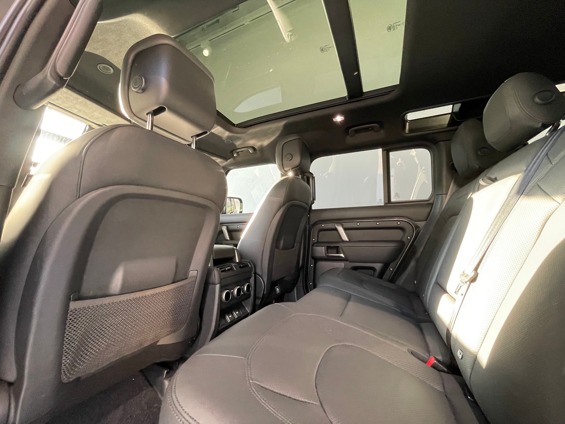 LAND ROVER Defender 110 525 V8 5.0 AT8-image-6