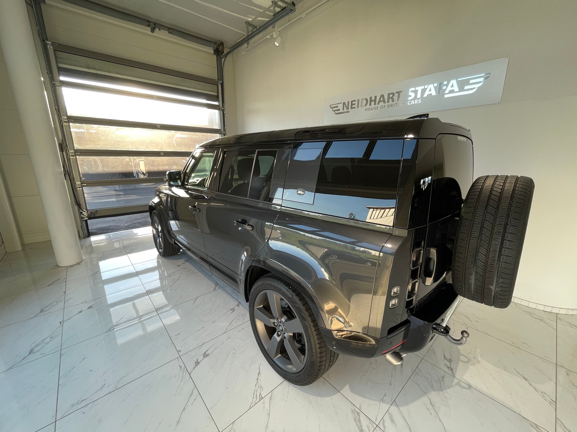 LAND ROVER Defender 110 525 V8 5.0 AT8-showroom-element-2