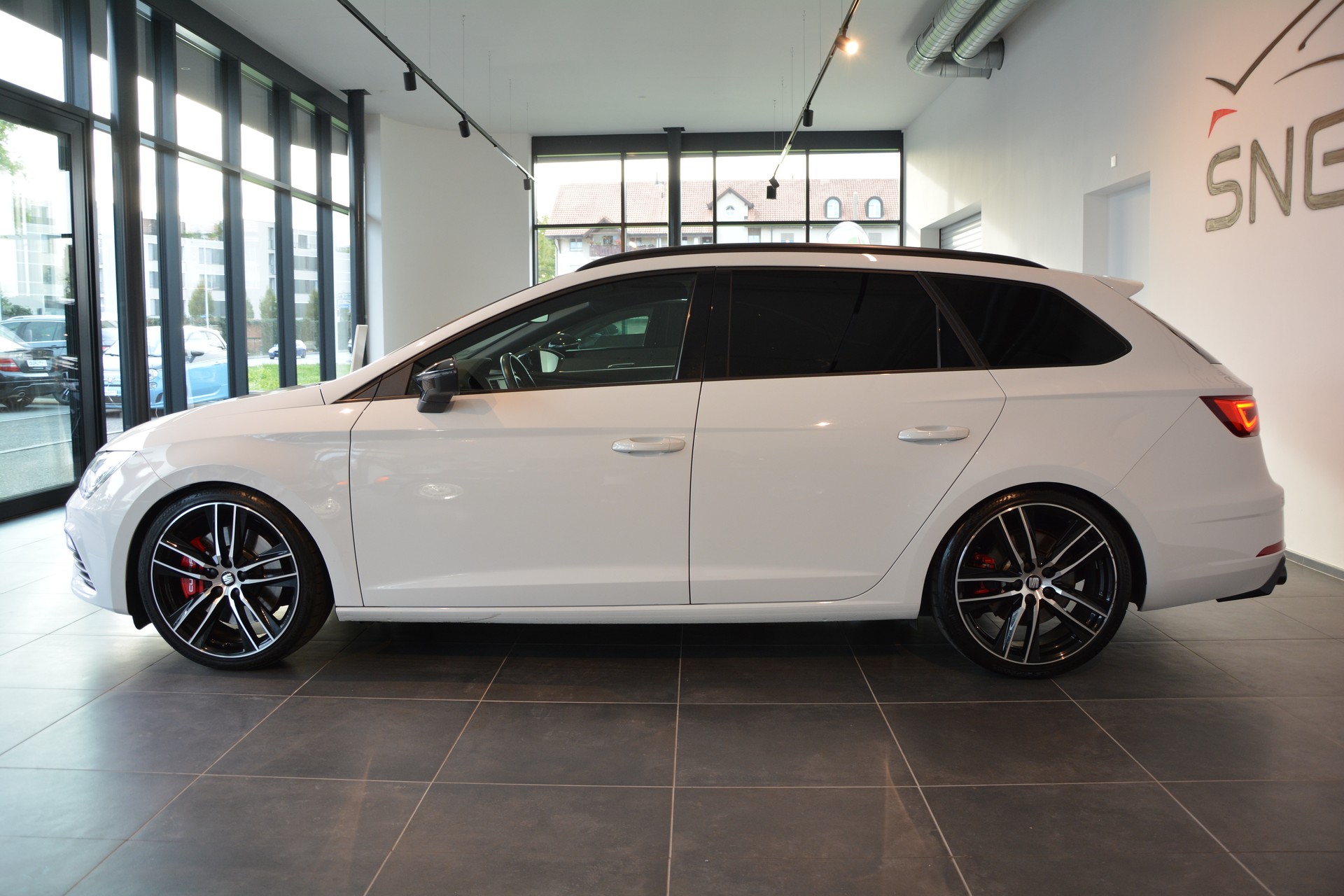 SEAT Leon ST 2.0 TSI Cupra 300 4 Drive DSG-image-2