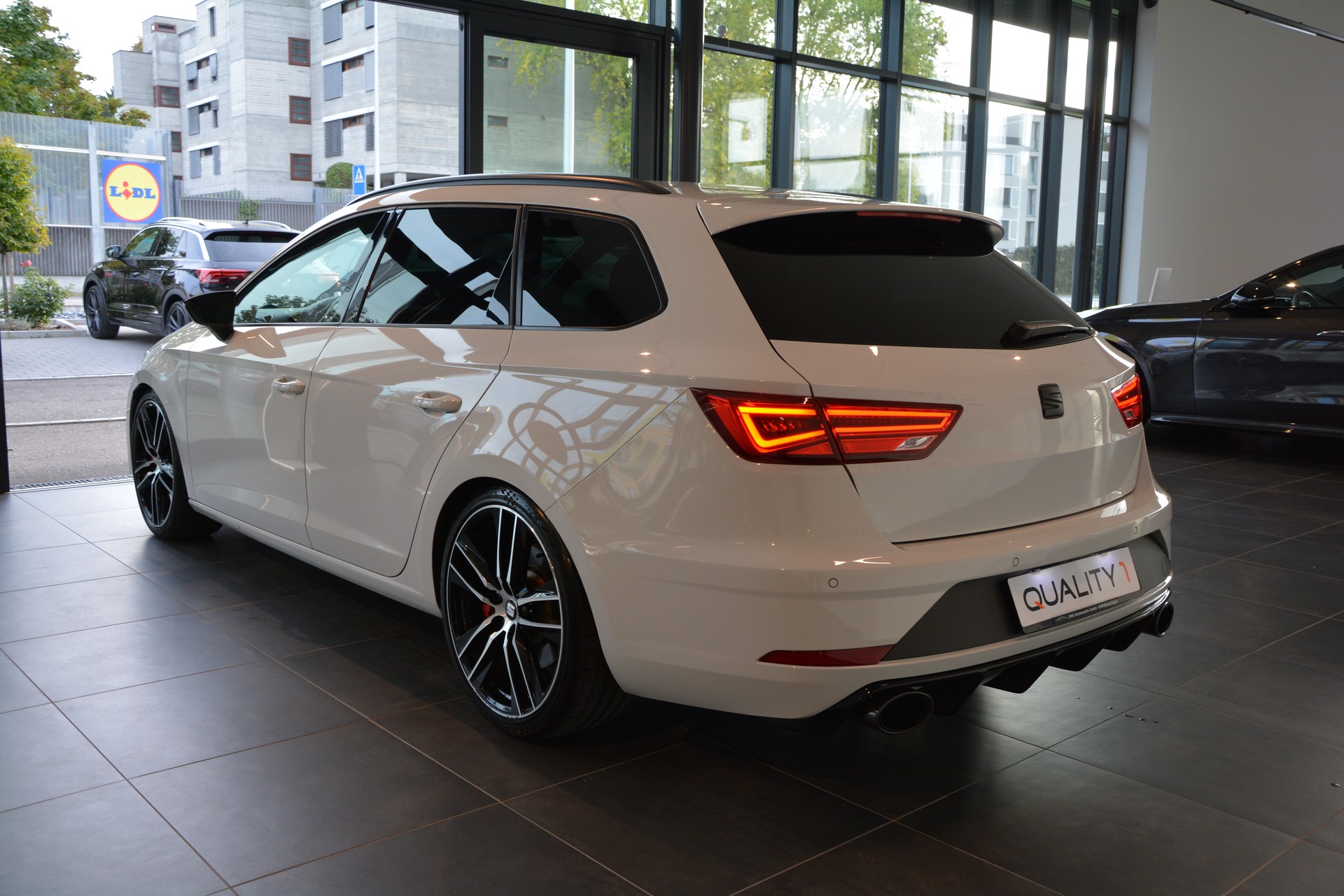 SEAT Leon ST 2.0 TSI Cupra 300 4 Drive DSG-image-3
